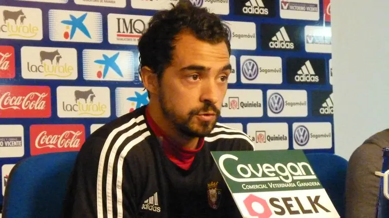 De las Cuevas en rueda de prensa en El Sadar.