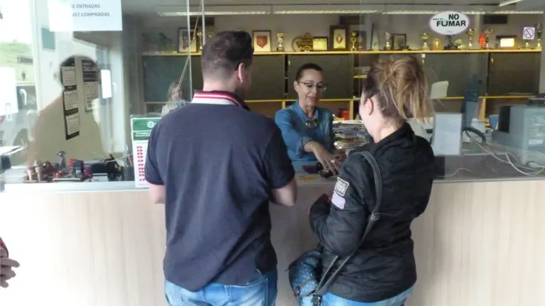 Dos socios comprando entradas en El Sadar.