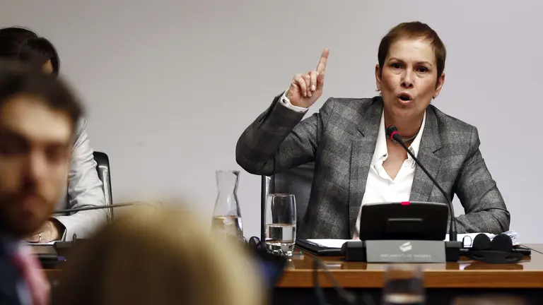 GRA306. PAMPLONA, 17/03/2016.- La presidenta del Gobierno de Navarra, Uxue Barkos, durante su intervención en el Parlamento foral donde hoy explica su posición ante una eventual derogación de la Ley de Símbolos de 2003. EFE/Jesús Diges