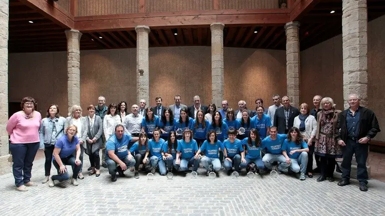 El equipo de fútbol sala de la Chantrea reciben el reconocimiento público por su ascenso. 
