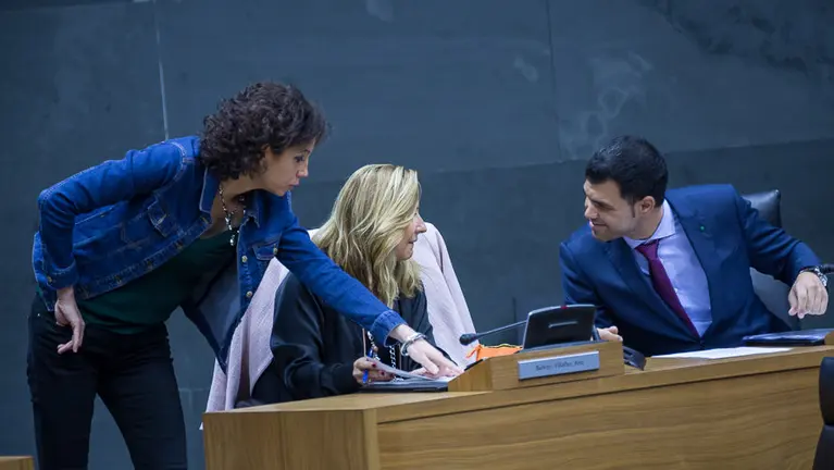 Ainhoa Unzu (PSN), Ana Beltrán (PP) y José García (PP) en el Parlamento de Navarra. (1). IÑIGO ALZUGARAY