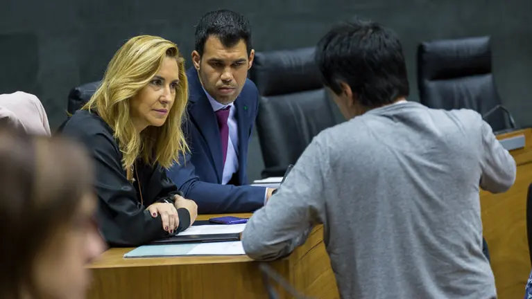 Carlos Couso (Podemos) y Ana Beltrán y José García (PP) en el Parlamento de Navarra. (1). IÑIGO ALZUGARAY
