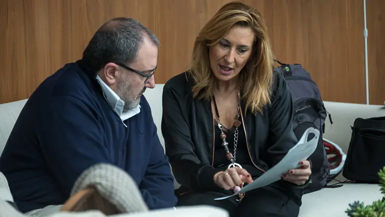 José Miguel Nuin (IE) y Ana Beltrán (PP) en el Parlamento de Navarra. (3). IÑIGO ALZUGARAY
