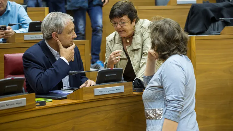 Mikel Aranburu, consejero de Hacienda, María José Beaumont, consejera de Presidencia, Interior y Justicia, e Isabel Elizalde, consejera de Desarrollo Rural, Medio Ambiente y 