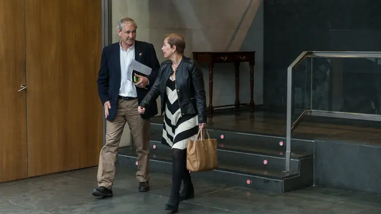 Mikel Aranburu, consejero de Hacienda, y Uxue Barkos, presidenta de Navarra, a su entrada al Parlamento de Navarra(1). IÑIGO ALZUGARAY