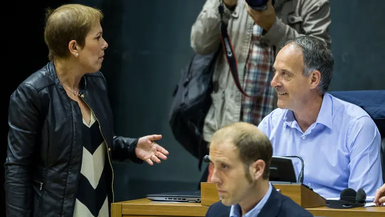 Uxue Barkos, presidenta de Navarra, y Adolfo Araiz (EH Bildu) en el Parlamento de Navarra. (1). IÑIGO ALZUGARAY