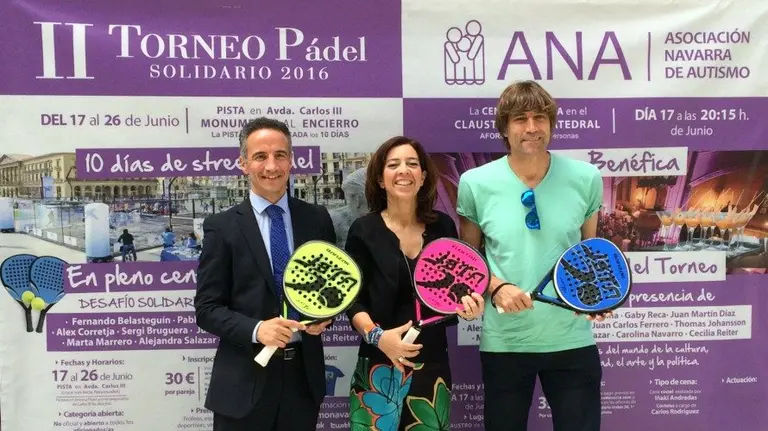 José Luis Jiménez, capitán del Arena Entrena Pádel; Amaya Ariz, presidenta de la Asociación Navarra de Autismo (ANA); y Julio Salinas, ex-jugador del Barcelona.