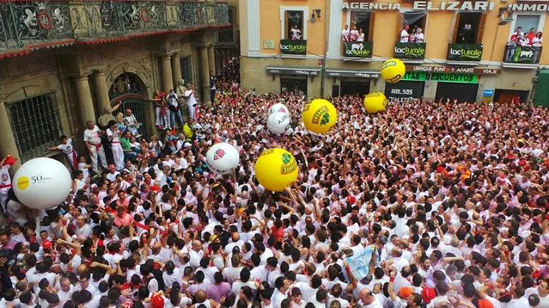 Chupinazo en la Plaza del Ayuntamiento de Pamplona. San Fermín, sanfermines. AYUNTAMIENTO DE PAMPLONA 3