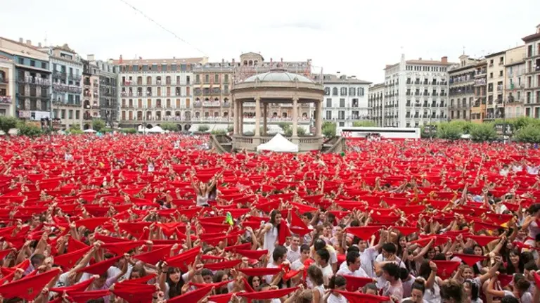 Chupinazo en San Fermín en la Plaza del Castillo de Pamplona. Sanfermines, pañuelos. CRISTINA NÚÑEZ BAQUEDANO