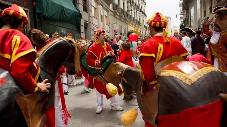 Comparsa de gigantes y cabezudos de Pamplona. Sanfermines, San Fermín, Actividades infantiles, kilikis, niños, zaldikos.  JESÚS GARZARÓN  (1)