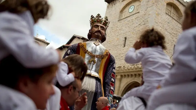 Comparsa de gigantes y cabezudos de Pamplona. Sanfermines, San Fermín, actividades infantiles, kilikis, niños.  JESÚS GARZARÓN 8 (1)
