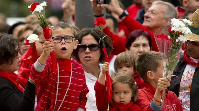 Ofrenda a San Fermín. Sanfermines, flores, floral, niños. CRISTINA NÚÑEZ BQUEDANO