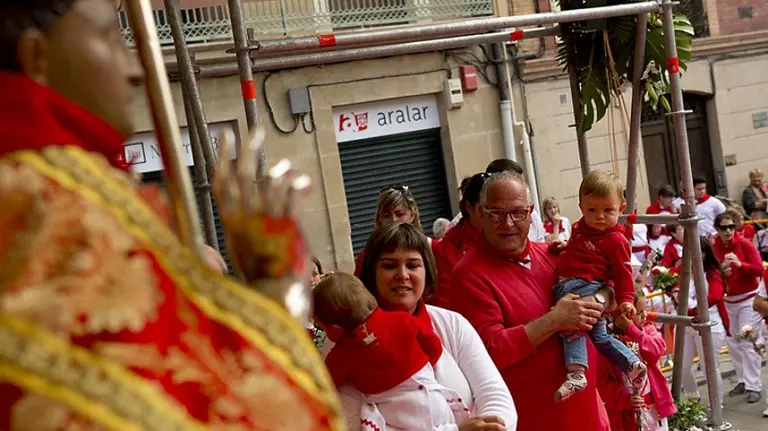 Ofrenda a San Fermín. Sanfermines, flores, floral, niños. JESUS GARZARON 2 (1)