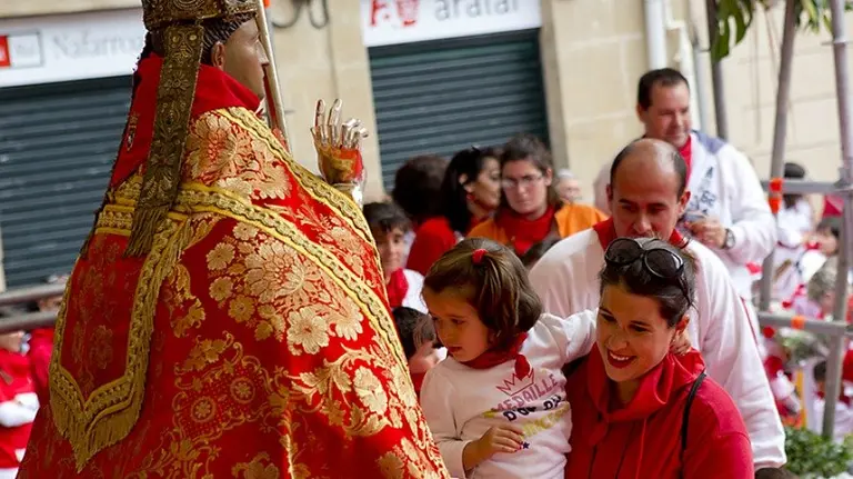 Ofrenda a San Fermín. Sanfermines, flores, floral, niños. JESUS GARZARON 3 (1)