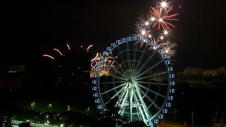 Espectáculo de fuegos artificiales en sanfermines en Pamplona. San Fermín, noche, pirotecnia, noria. CRISTINA NÚÑEZ BAQUEDANO 1
