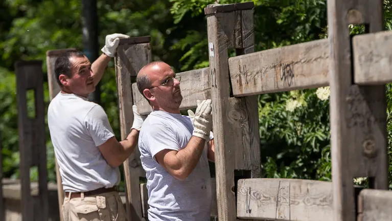 Inicio de la instalación del vallado del encierro en la Cuesta de Santo Domingo. (19). IÑIGO ALZUGARAY