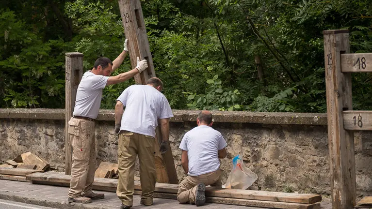 Inicio de la instalación del vallado del encierro en la Cuesta de Santo Domingo. (35). IÑIGO ALZUGARAY