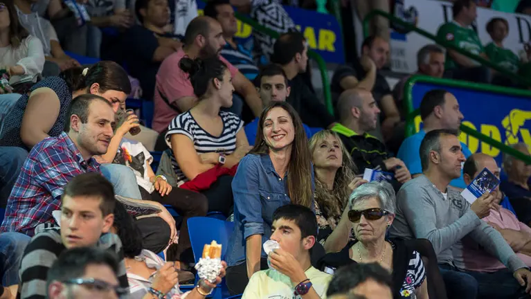 Imágenes de la grada del segundo partido de las semifinales de la Liga deFútbol Sala entre Magna Gurpea y FC Barcelona Lassa. (9). IÑIGO ALZUGARAY