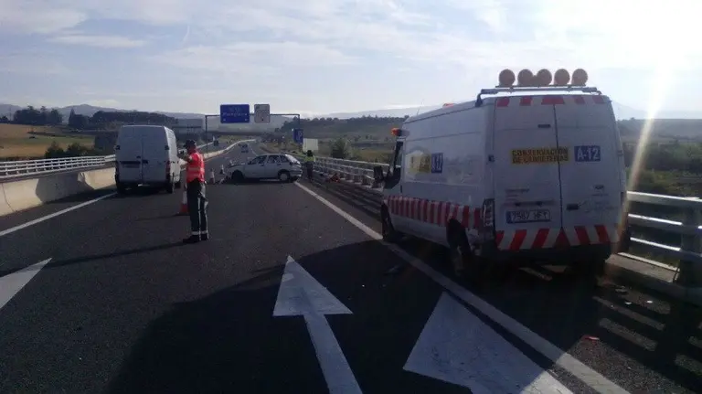 Accidente en Puente la Reina con tres vehículos implicados. PF