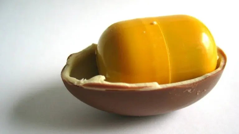 Imagen de un huevo kinder como en el que se encontró la droga
