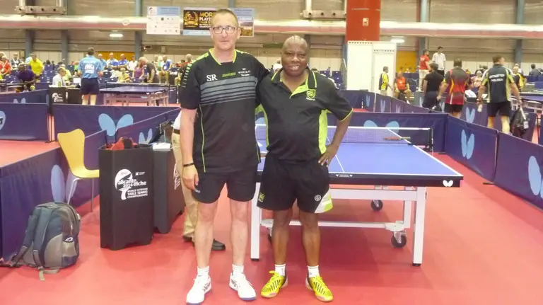 Titus Omotara, a la derecha.