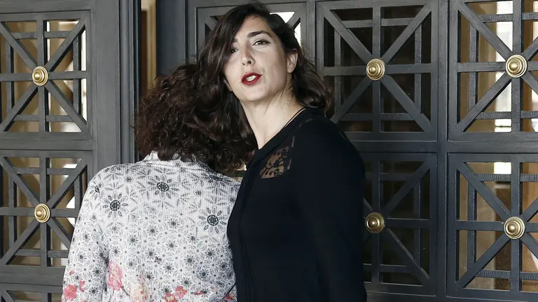 La secretaria general y parlamentaria de Podemos, Laura Pérez , espera para entrar en el Palacio de Navarra donde la presidenta del Ejecutivo ha informado a los partidos del cuatripartito sobre el bloqueo de partidas presupuestarias. EFE/Jesús Diges