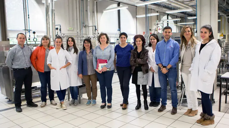 Foto de familia en una de las plantas piloto de la UPNA con la Consejera Elizalde.