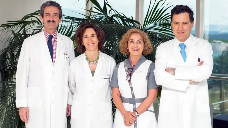 Equipo investigador de la C.U.N. De izda a dcha. los doctores Bruno Sangro y Mercedes Iruñarrairaegui, la enfermera Carmen Fuertes y el doctor Ignacio Melero.