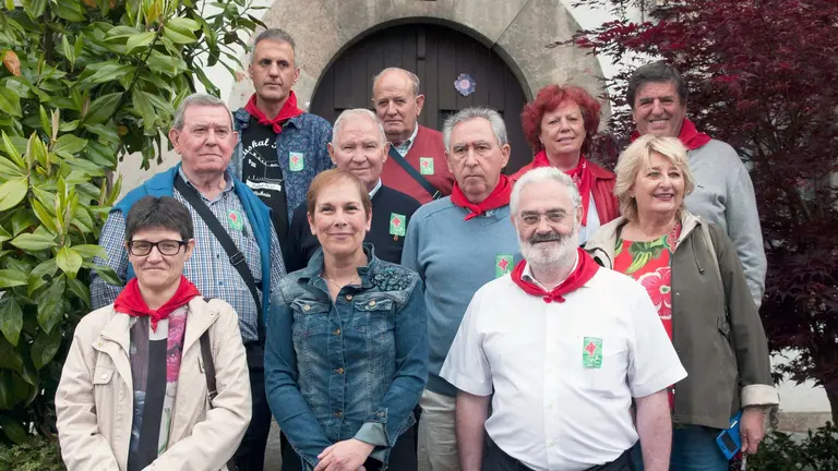 Los representantes de las casas regionales navarras, junto a  la presidenta Barkos.