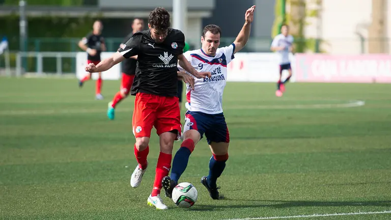 Partido de ascenso a 2ºB disputado entre Mutilvera y Zamora, en el campo Mutilnova. PABLO LASAOSA