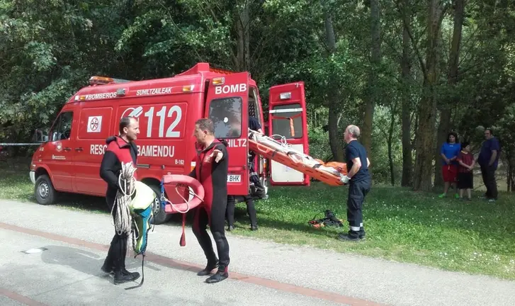 Los bomberos de Navarra intervienen en un rescate.