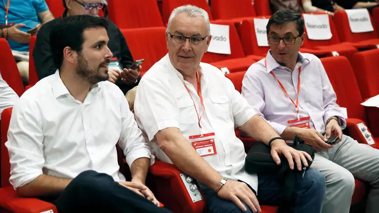 GRA043. MADRID, 05/06/2016.- El coordinador federal de IU hasta hoy, Cayo Lara (c), junto al líder de IU, Alberto Garzón (i), y al secretario general del PCE, José Luis Centella (d), durante la Asamblea Federal en la que Garzón será proclamado nuevo coordinador general de Izquierda Unida por los 560 delegados reunidos en la sede de UGT, en Madrid. EFE/Fernando Alvarado