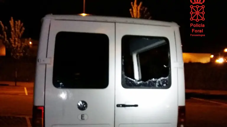 Veh&iacute;culo da&ntilde;ado por uno de los detenidos.