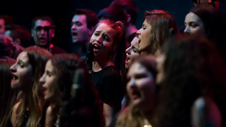 Concierto de El Desvan junto al coro juvenil del Orfeón Pamplonés en el Teatro Gayarre. PABLO LASAOSA 02