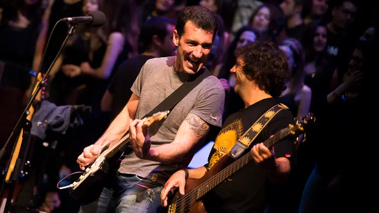 Concierto de El Desvan junto al coro juvenil del Orfeón Pamplonés en el Teatro Gayarre. PABLO LASAOSA 06