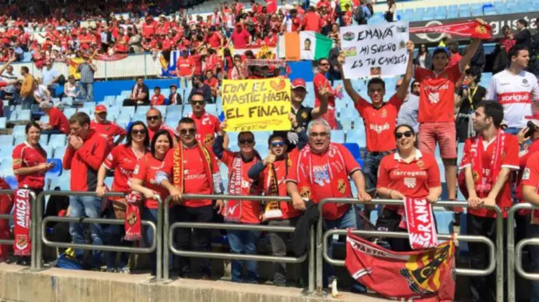 Aficionados del Nastic en la Romareda. Foto web Nastic.