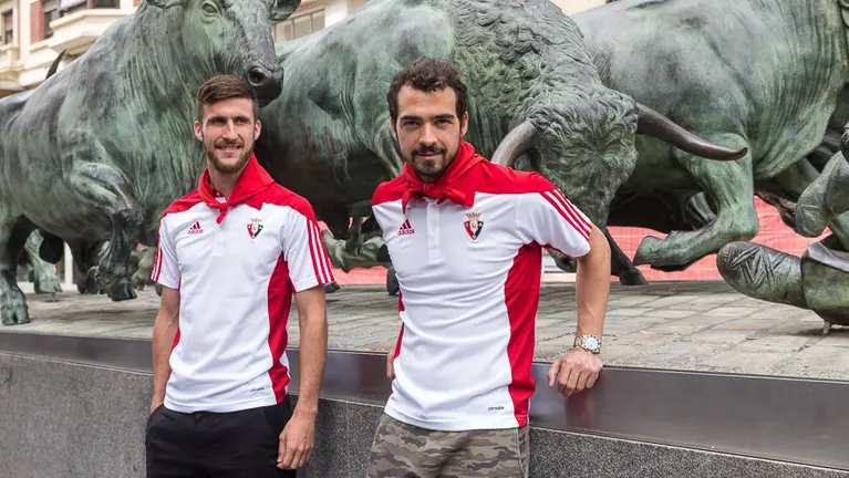 Osasuna presenta su polo de San Fermín, con la presencia de los jugadores Oier Sanjurjo y Miguel de Las Cuevas y el presidente Luis Sabalza. (11). IÑIGO ALZUGARAY