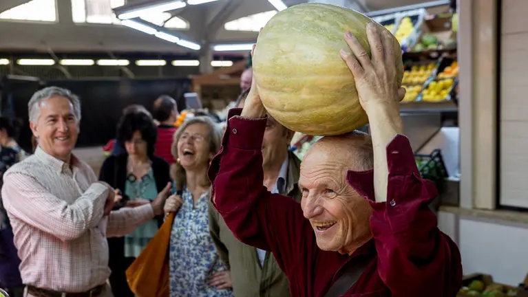El pintor Antonio López adquiere alimentos en el Mercado del Ensanche de Pamplona, en compañía de Juan José Aquerreta, para componer un bodegón en el taller que imparte en e (66)