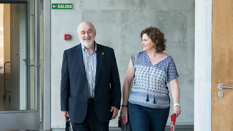 Uxue Etxebeste, jefa del gabinete de comunicación del departamento de Educación con el consejero de educación, José Luis Mendoza.  PABLO LASAOSA
