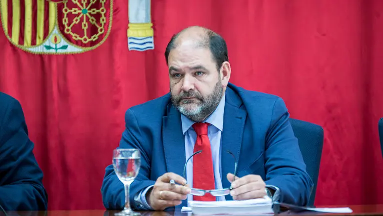 El presidente del TSJN, Joaquín Galve, presenta la memoria de la actividad de los juzgados y tribunales navarros en 2015 junto al secretario de Gobierno del TSJN, Francisco Javier Isasi. IÑIGO ALZUGARAY