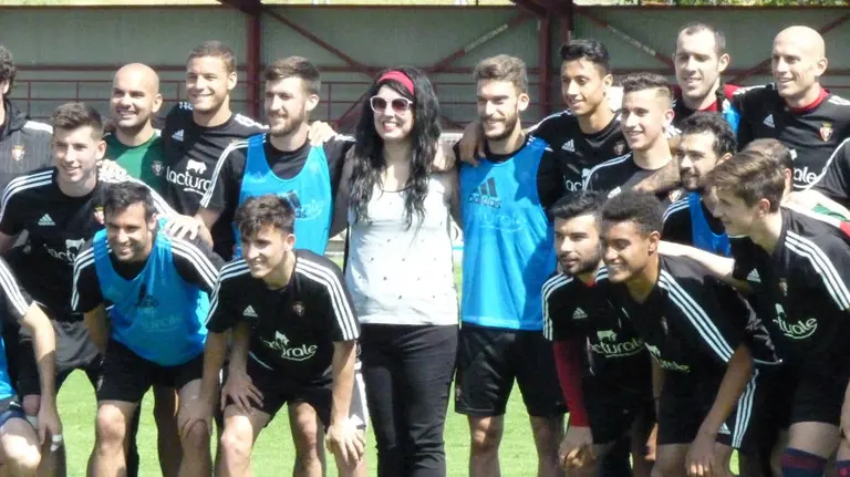 María Vallejo junto a los jugadores de Osasuna.