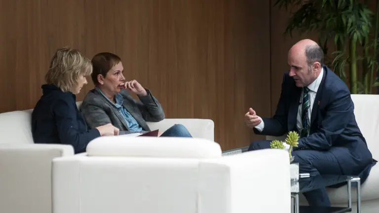 La consejera Ollo junto a Uxue Barkos y Manu Ayerdi. PABLO LASAOSA