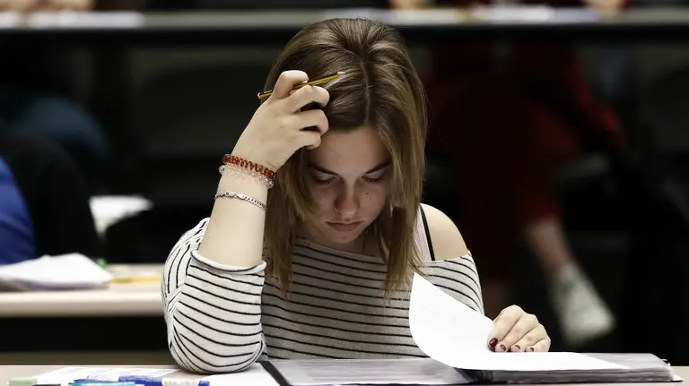 Un total de 2.909 estudiantes navarros, 29 más que el año pasado, se examinan desde hoy de las últimas pruebas de selectividad en la Universidad Pública de Navarra. EFEJesús Diges 2