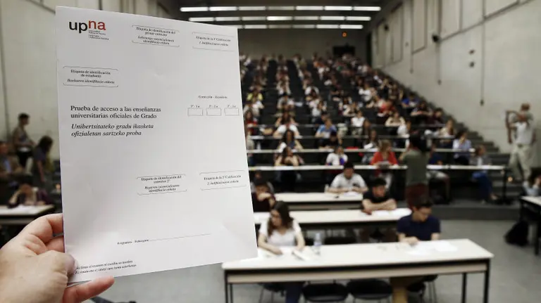 Un total de 2.909 estudiantes navarros, 29 más que el año pasado, se examinan desde hoy de las últimas pruebas de selectividad en la Universidad Pública de Navarra. EFEJesús Diges