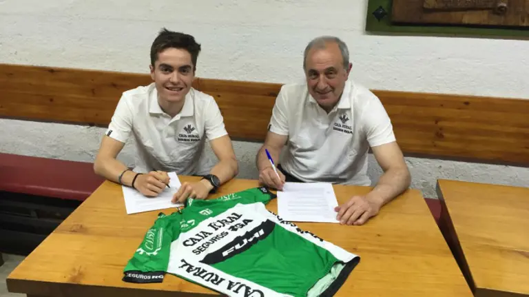 Irisarri con Floren Esquisábel. Foto web Caja Rural team.