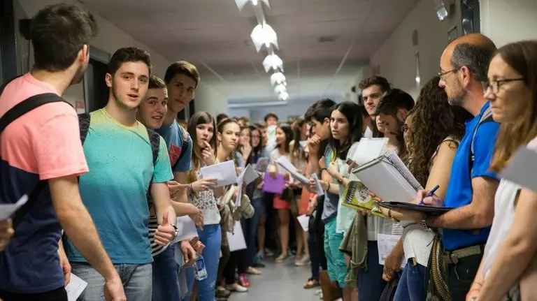 Una imagen de estudiantes antes de iniciarse la prueba en el Aula 09 del campus de Arrosadia, en Pamplona. 3