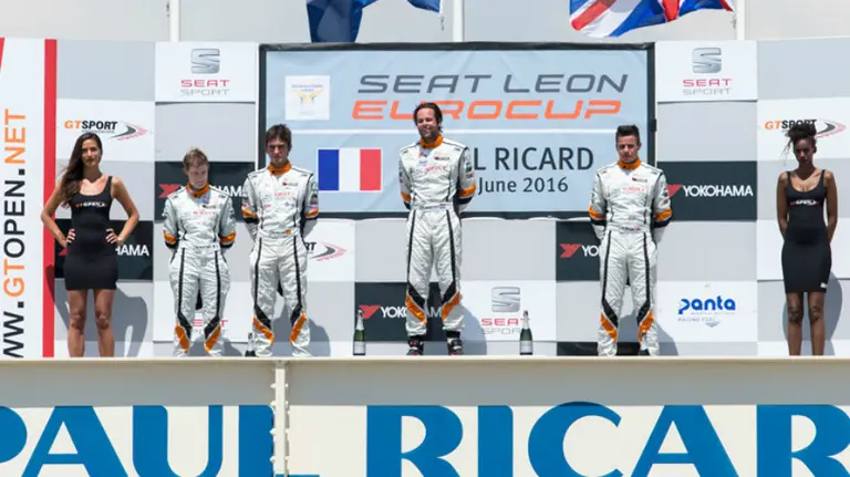 Pódium en el circuito Paul Ricard.