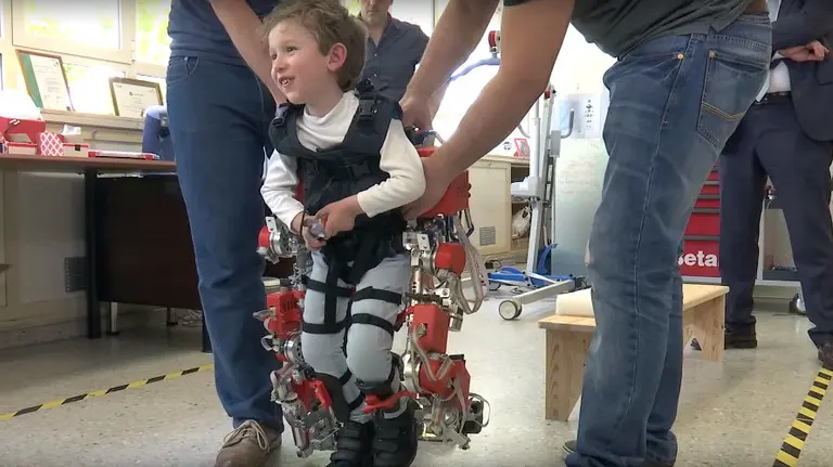 Los niños con atrofia muscular espinal podrán andar con este innovador exoesqueleto. ARCHIVO