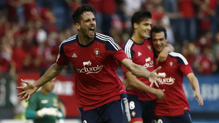 El jugador de Osasuna Kodro, celebra el tercer gol de su equipo durante el partido de ida de ascenso a Primera División que les enfrentó al Nastic de Tarragona en el Estadio de El Sadar. EFE/Jesús Diges