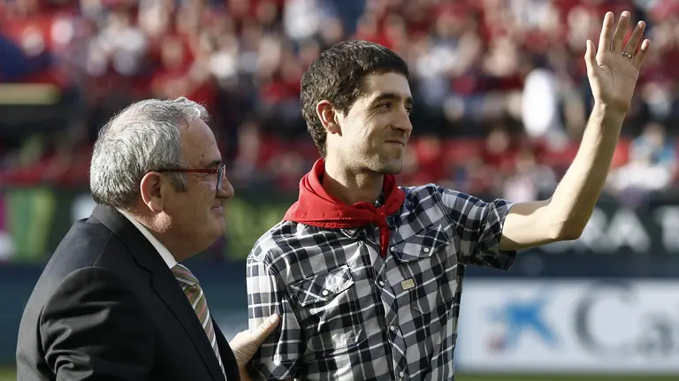 El ciclista del SKY, Mikel Nieve (d), acompañado por el presidente de Osasuna, Luis Sabalza, antes del inicio del encuentro correspondiente a la ida de la primera eliminatoria de los play off de ascenso, que han disputado esta tarde frente al Nastic en el Estadio de el Sadar, en el que ha realizado el saque de honor. EFE/Jesús Diges.